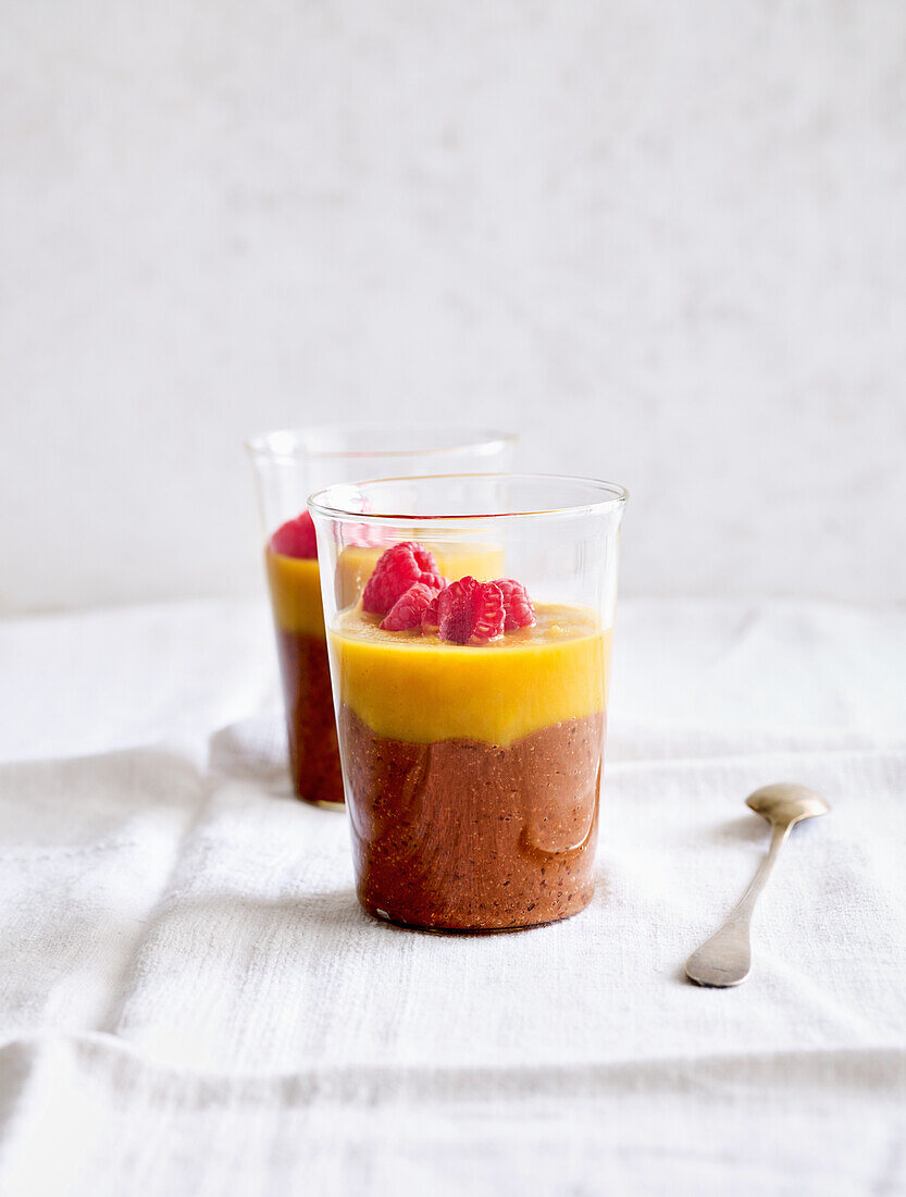 Veganer Schokopudding mit Leinsamen und Himbeeren