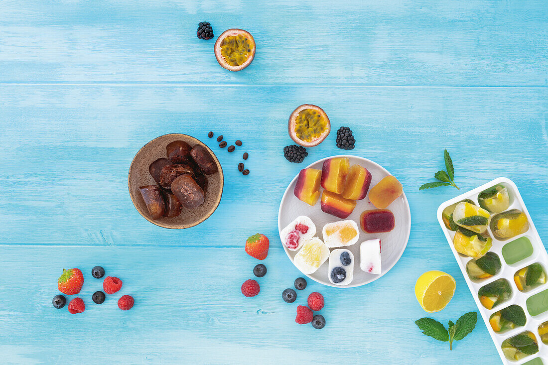 Eiswürfel-Kreationen aus Kaffee, Fruchtsaft, Zitrusfrüchten und Früchten