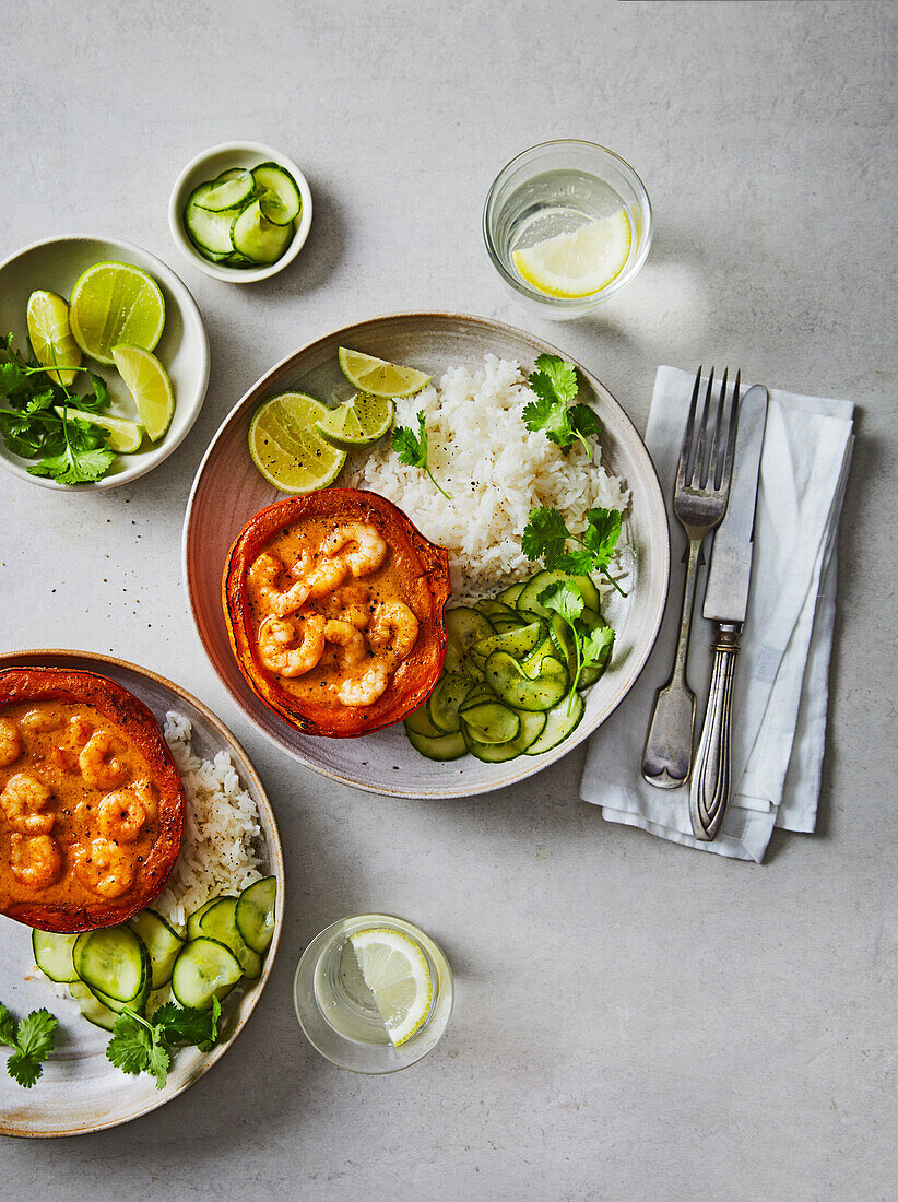 Gebackener Babykürbis mit Garnelen in rotem Curry