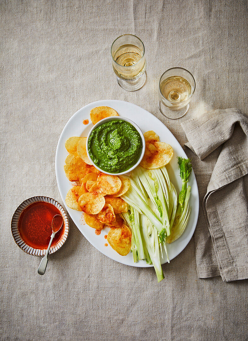 Paprika-Chips und Fenchel-Rohkost mit Mojo Verde