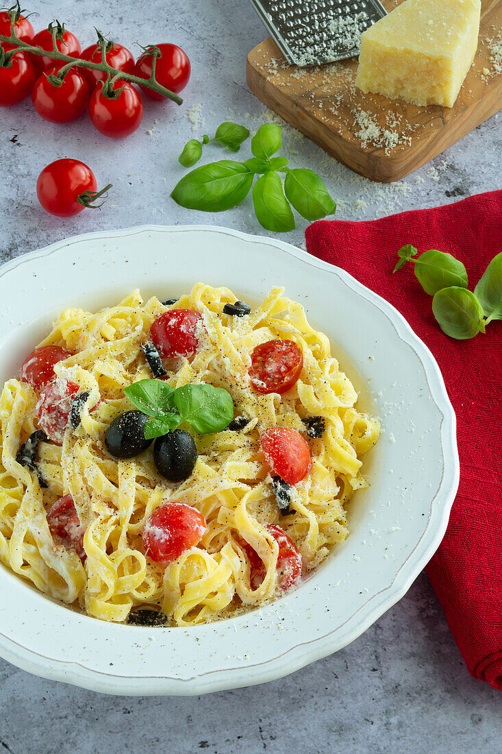 Pasta mit Ricotta, Tomaten und Oliven