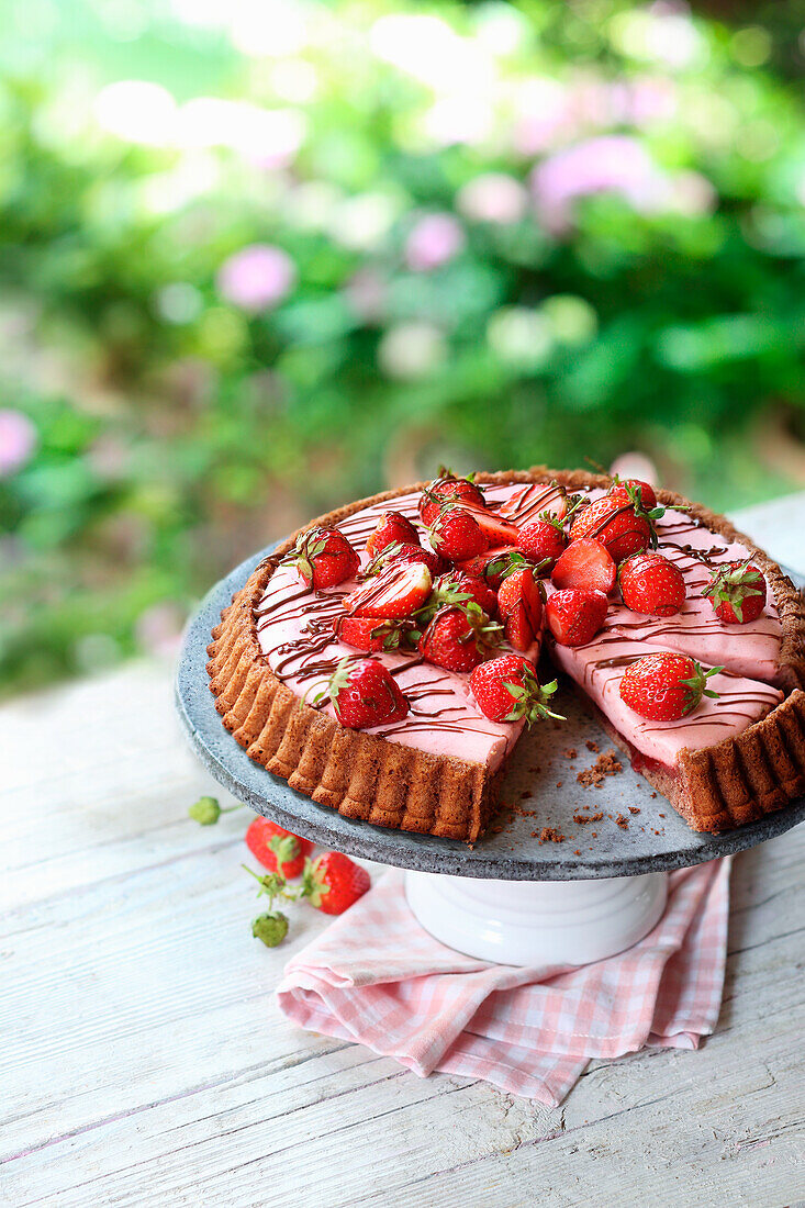 Strawberry cake with chocolate base and yoghurt cream