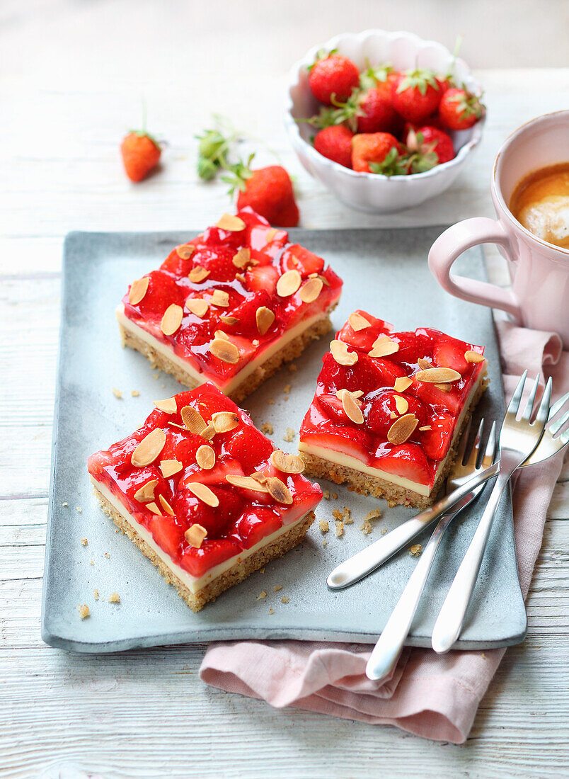 Pudding-Erdbeer-Schnitten mit Nüssen und Mandeln
