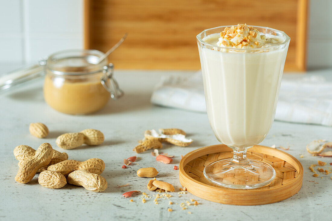 Erdnussbutter-Smoothie mit Mandelmilch und Sahne