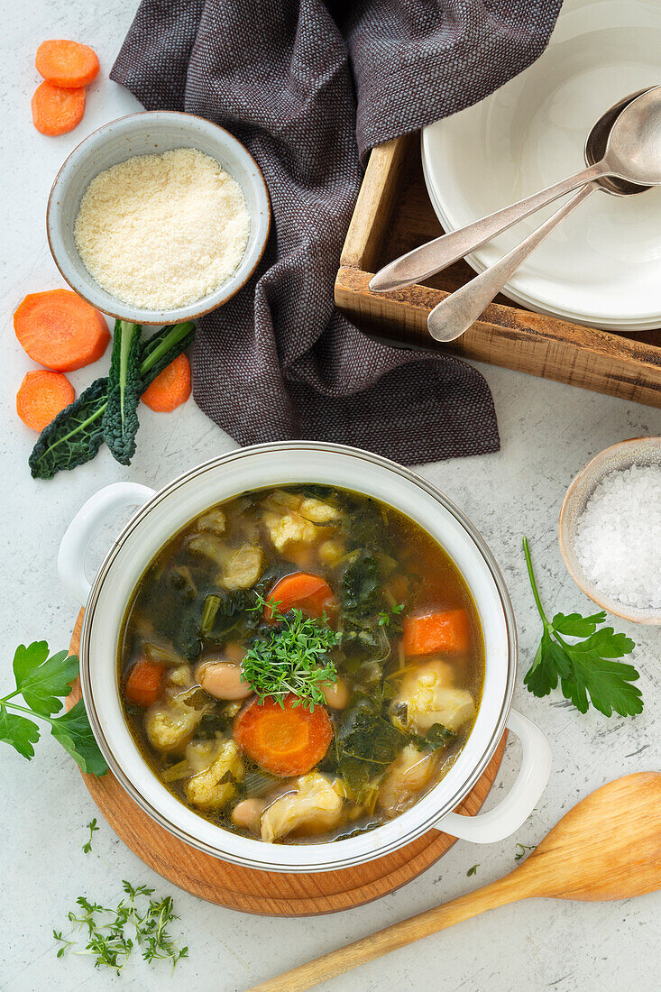 Gemüsesuppe mit Schwarzkohl, Blumenkohl, Karotten und Bohnen