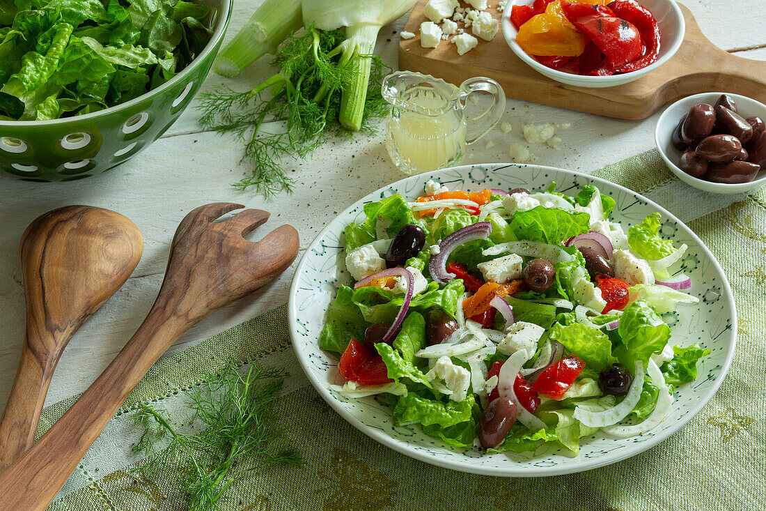 Griechischer Salat mit Fenchel, Schafskäse, Oliven und gerösteter Paprika