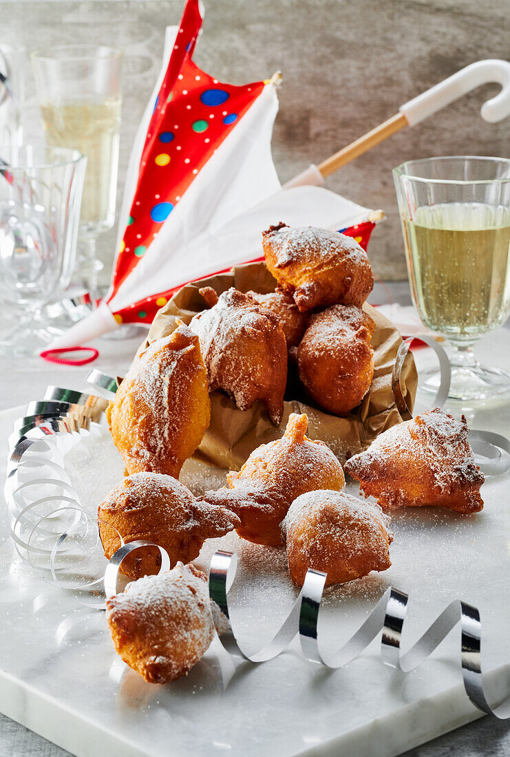 Fried dough bites with powdered sugar (muzen)