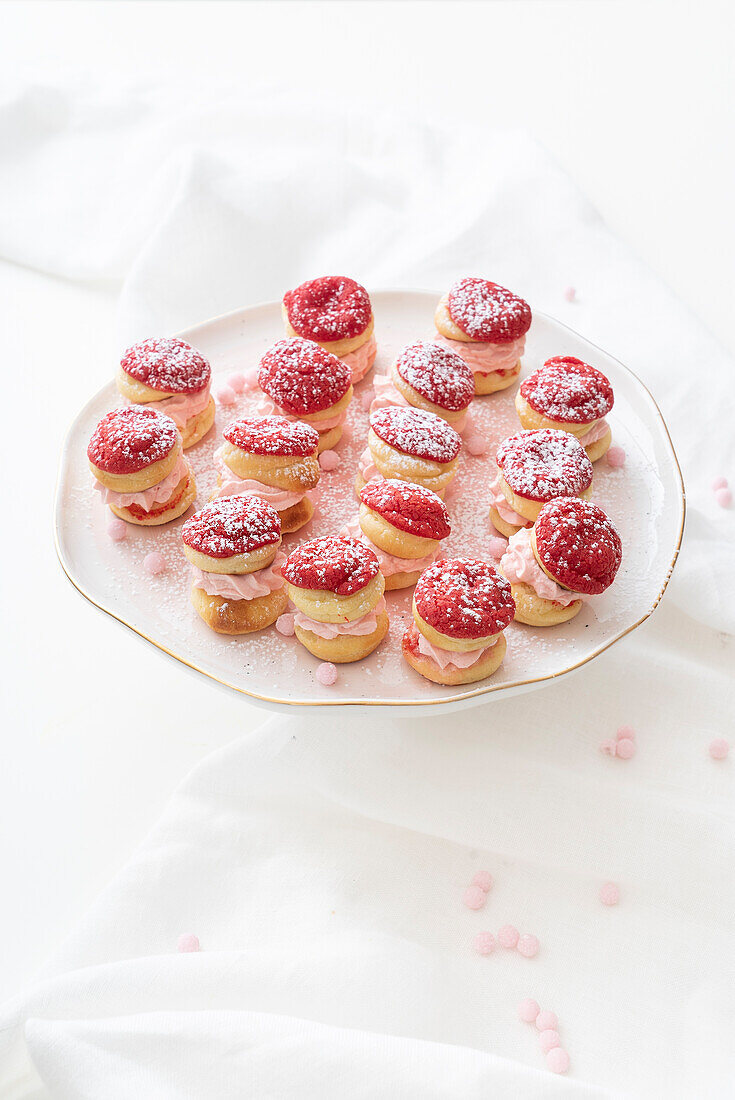 Windbeutel mit Schlagsahne und Erdbeeren