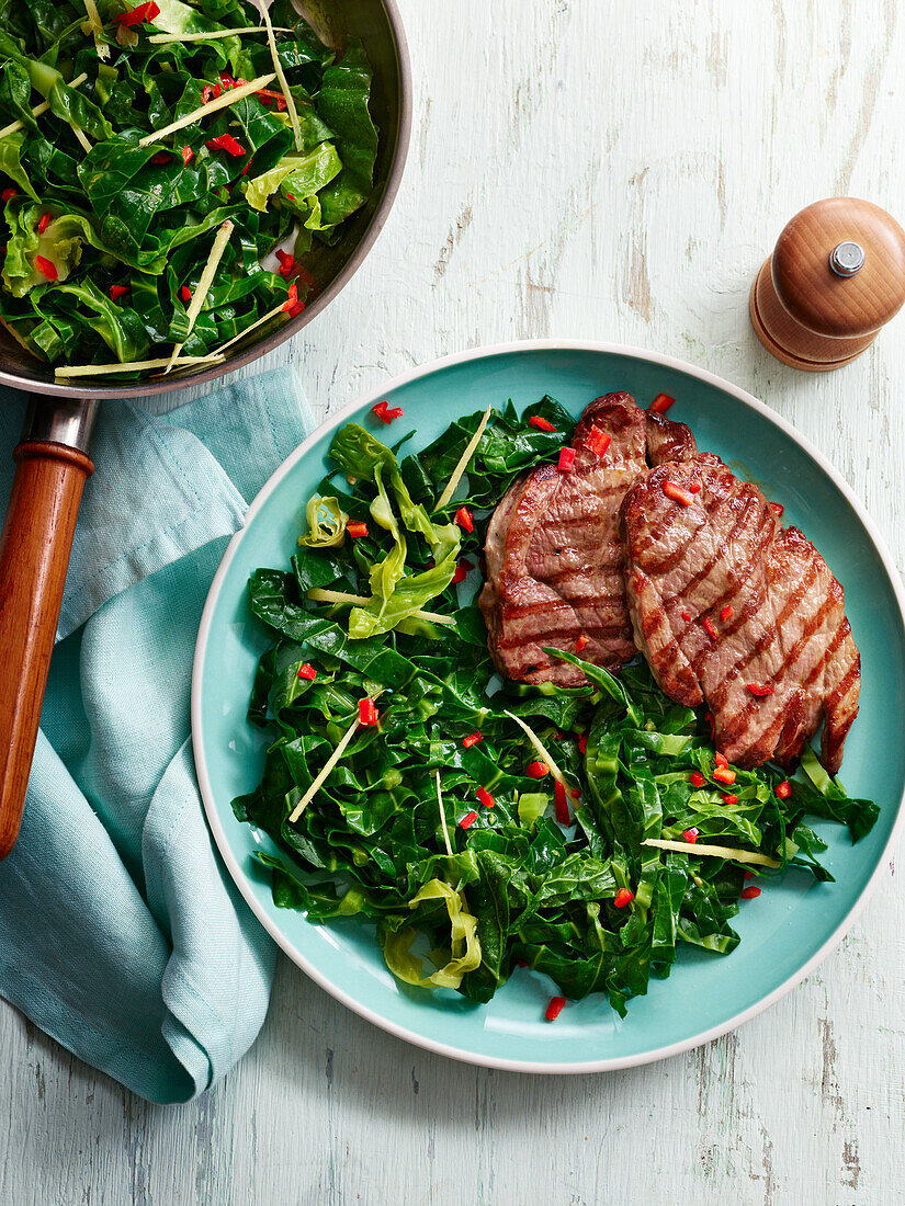 Grilled lamb fillet with green salad and chilies