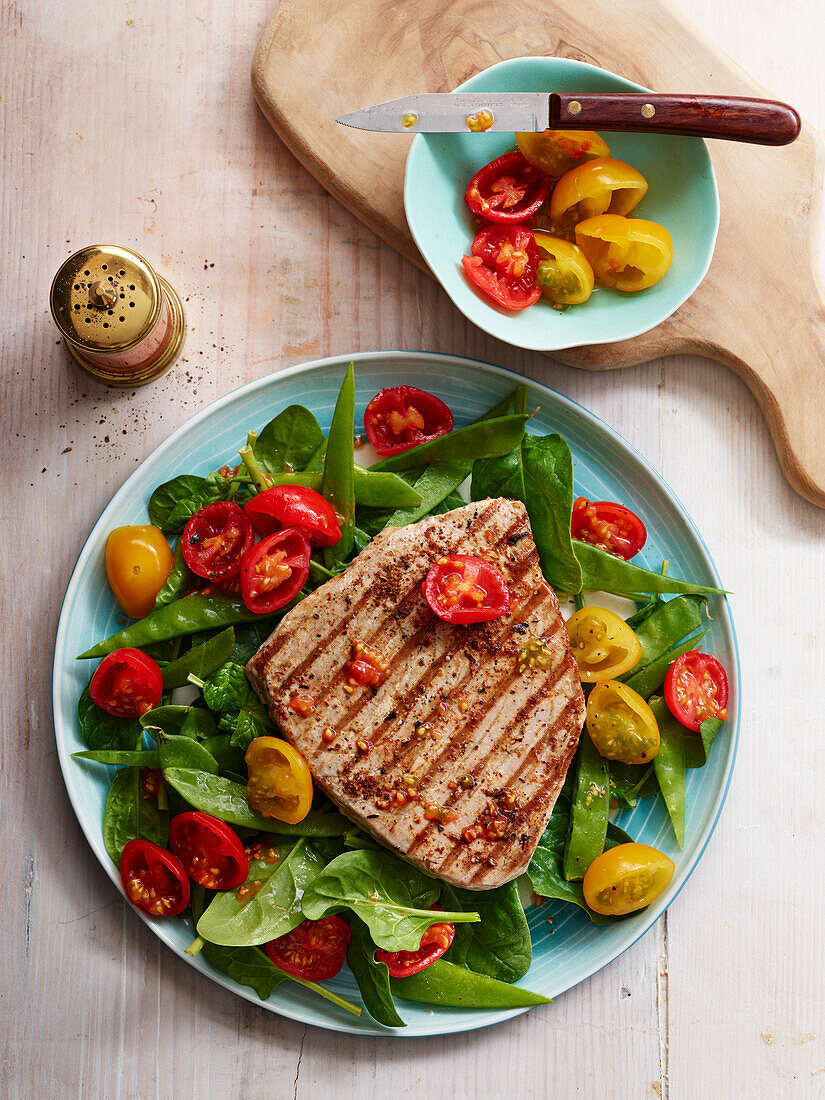 Cajun-Thunfisch mit buntem Salat