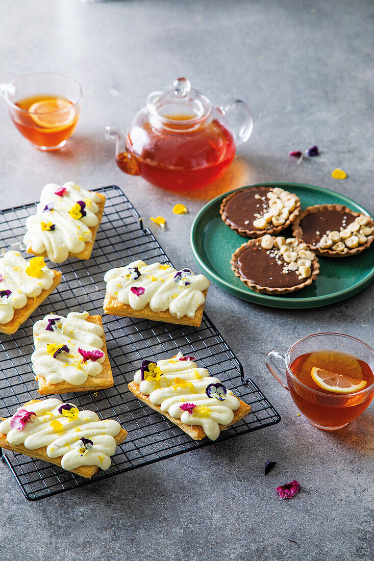 Torteletts mit dunkler Schokolade und Lemon-Curd-Schnitten