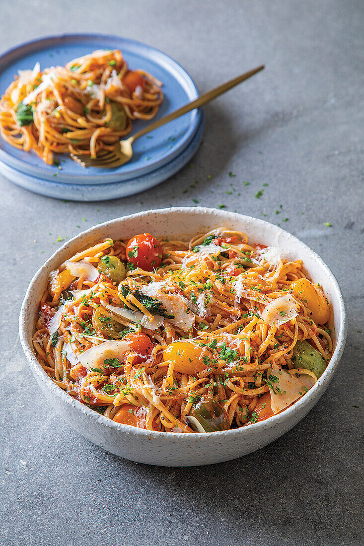 Linguine with tomatoes