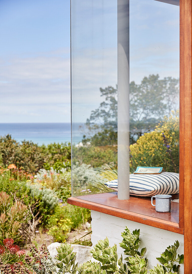 Integrated bench in front of window with sea view