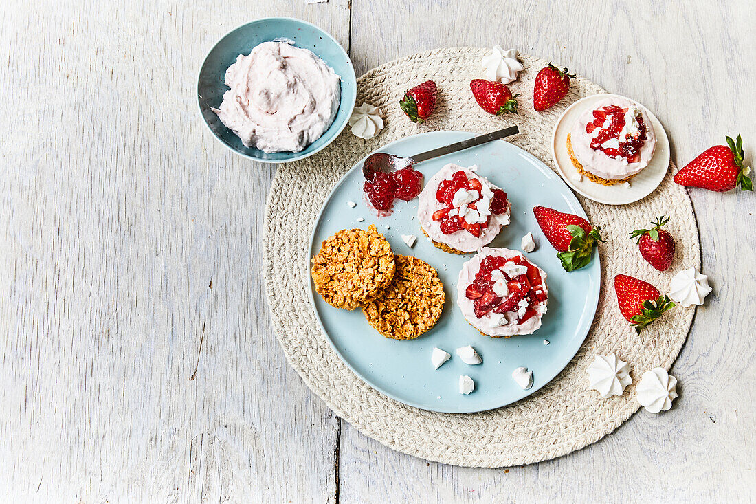 Erdbeertörtchen mit Cornflakesboden und Baiser