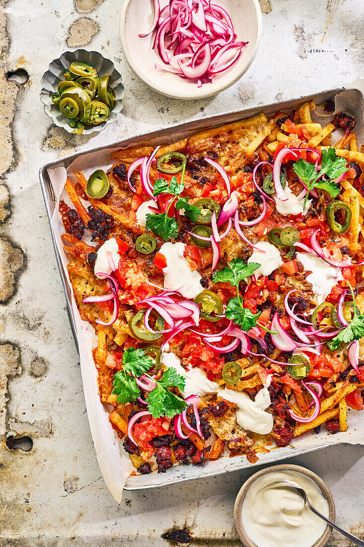 Loaded Fries mit Hähnchenbrust, roten Zwiebeln und Jalapenos