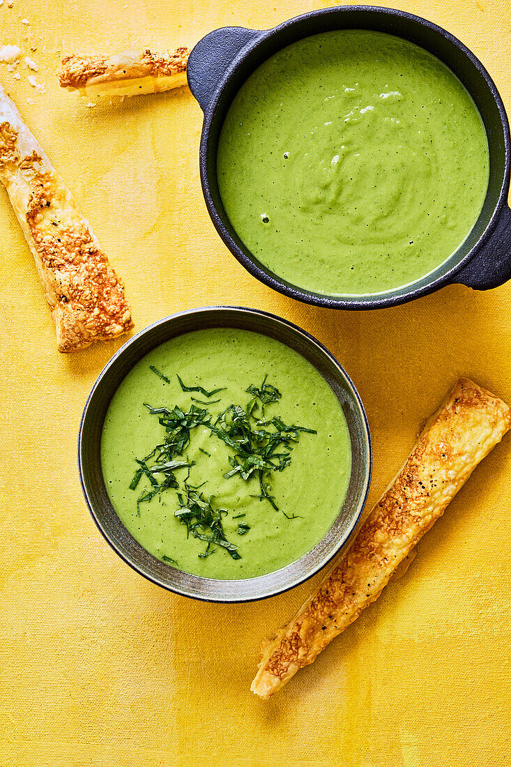 Erbsen-Minz-Suppe mit Zauberstab-Dippern