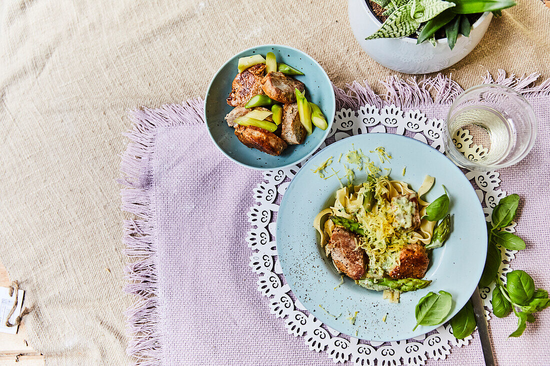 Schweinelendchen mit Spargel und Bandnudeln