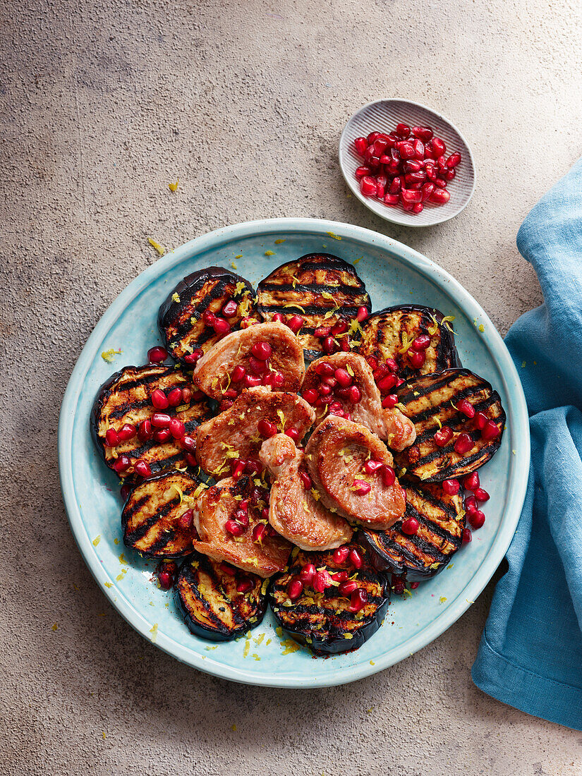 Gegrillte Auberginen mit Granatapfelkernen und Schweinefleisch