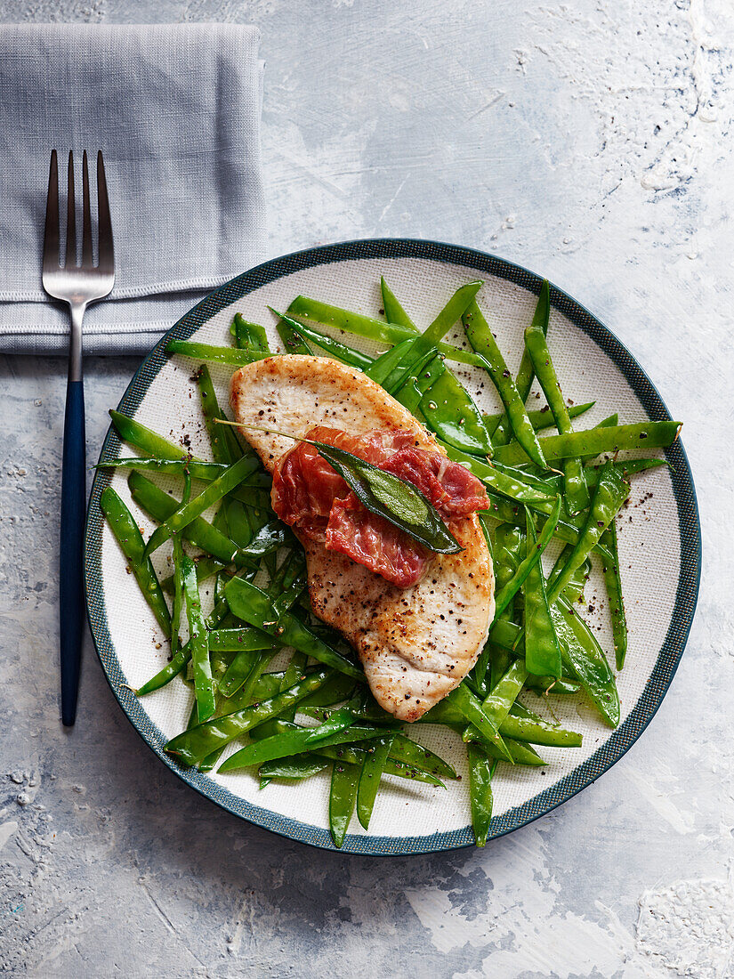 Puten-Saltimbocca auf Zuckerschoten