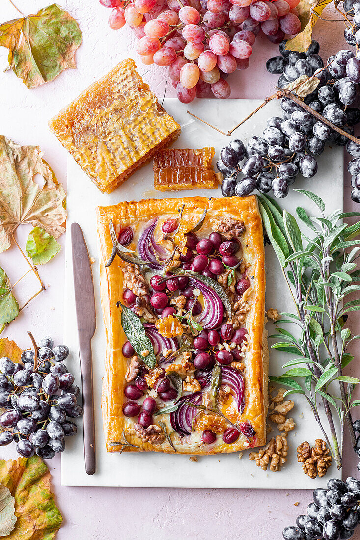 Tart with grapes and red onions