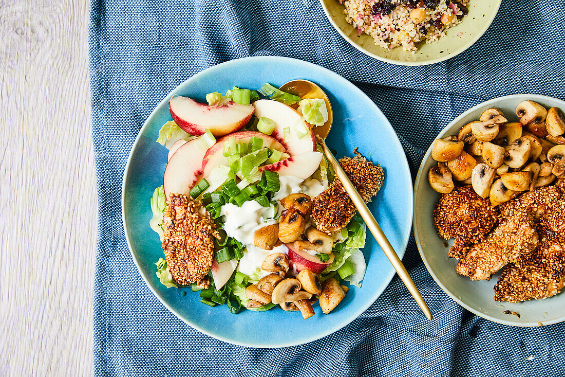 Mixed salad with white nectarines and sesame nuggets