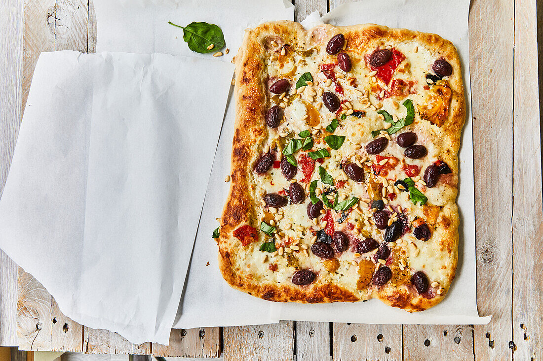 Pizza with kalamata olives