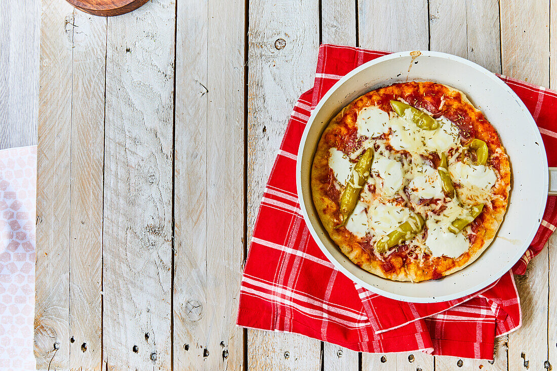 Pfannenpizza mit Peperoni und Mozzarella