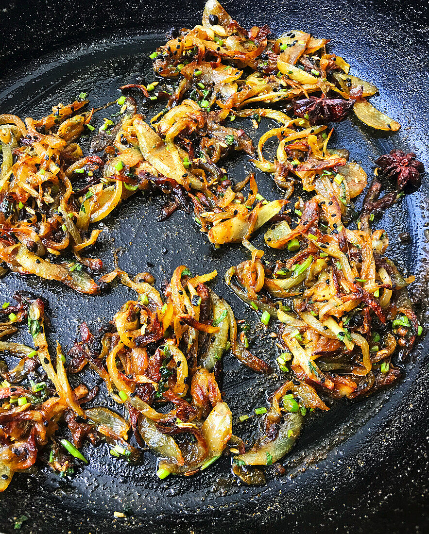 Fried onions with curry