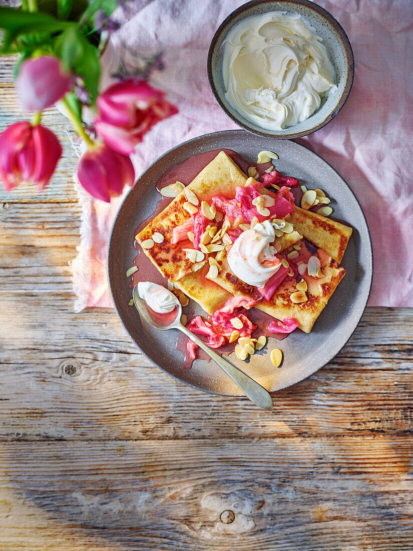 Dinkelpfannkuchen mit Rhabarber und Crème fraîche