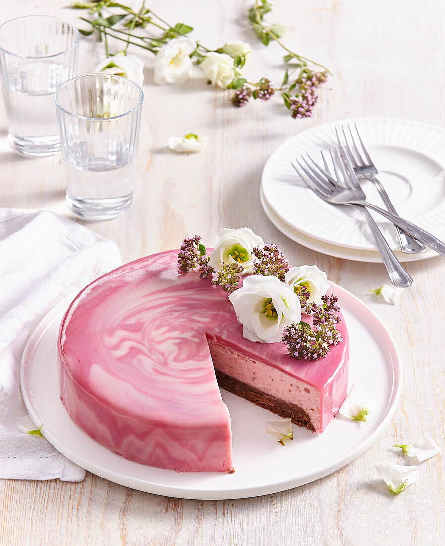 Erbeersahnetorte mit Spiegelglasur und Essblüten