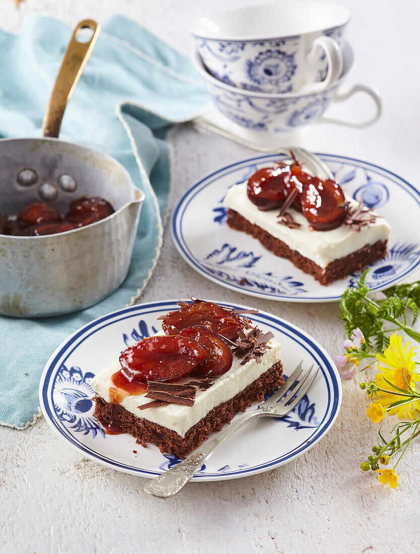 Kakao-Kuchenschnitten mit karamellisierten Pflaumen