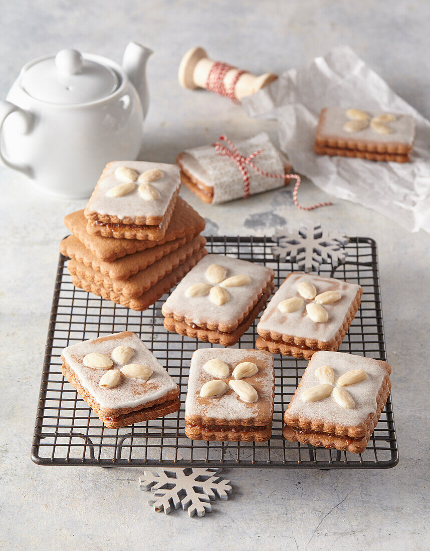 Sandwich spice cookies with rum and almonds