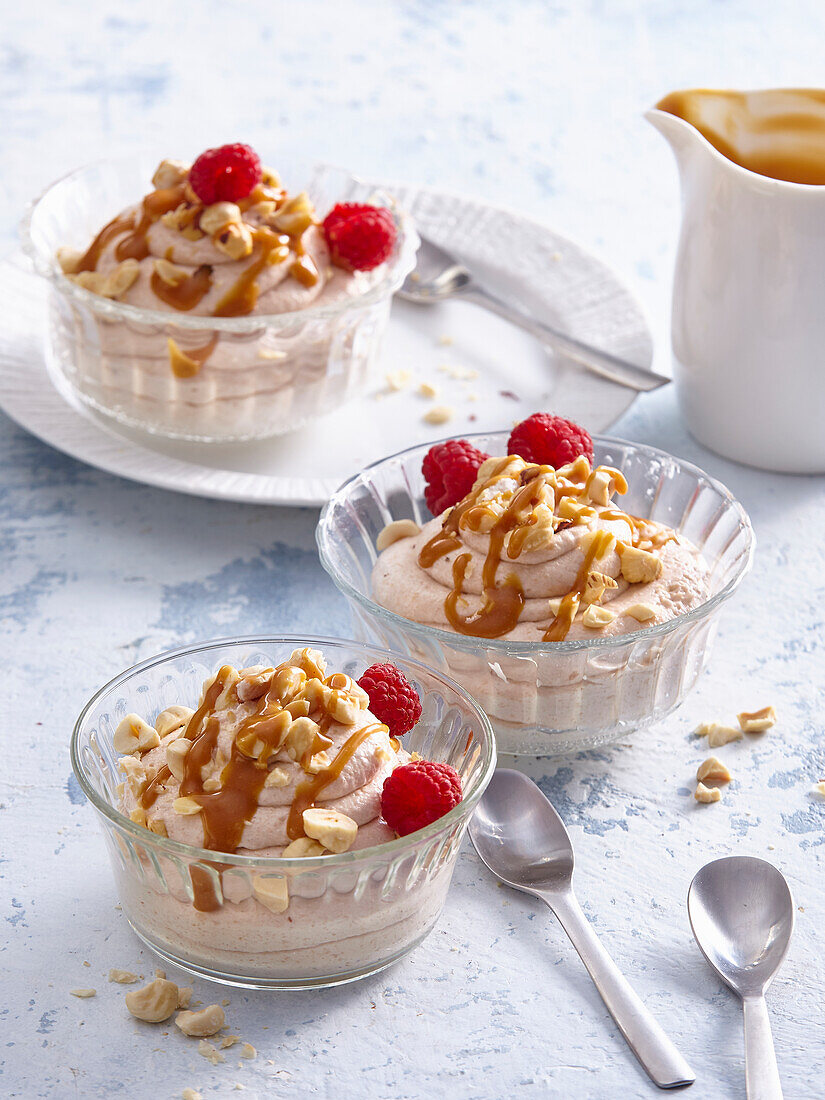 Cashew-Pudding mit Honig-Erdnuss-Sauce