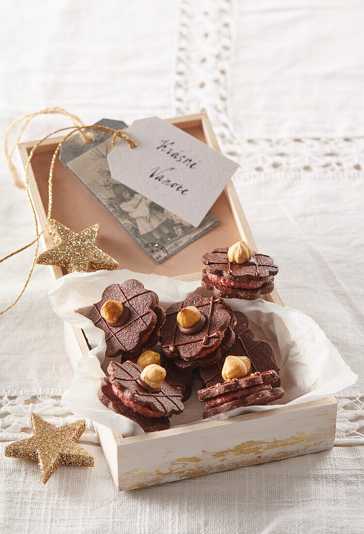 Sandwich cookies with hazelnuts and chocolate