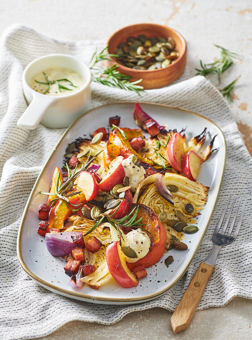 Warmer Kraut-Kürbis-Salat mit Äpfeln