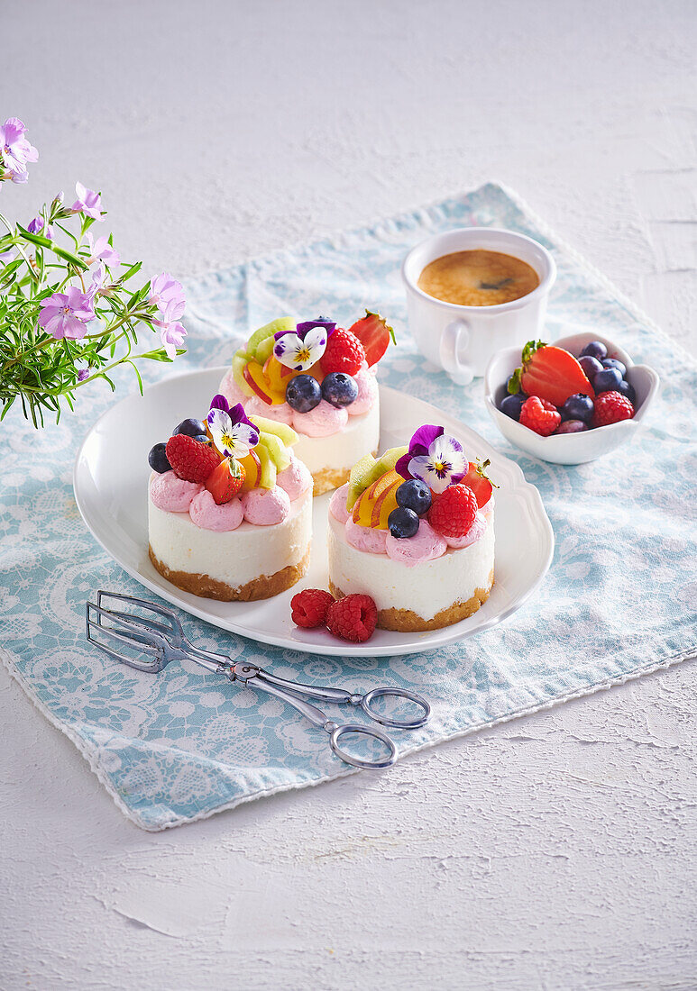 Mini cakes with fruit