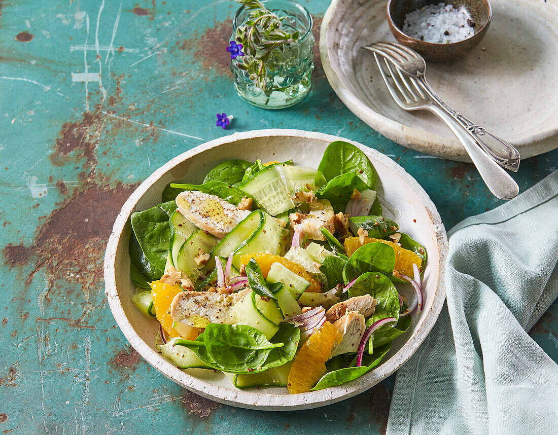 Spinach salad with chicken and oranges