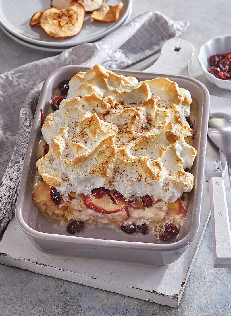 Gebackener Baiser-Brotpudding mit Äpfeln und Cranberries