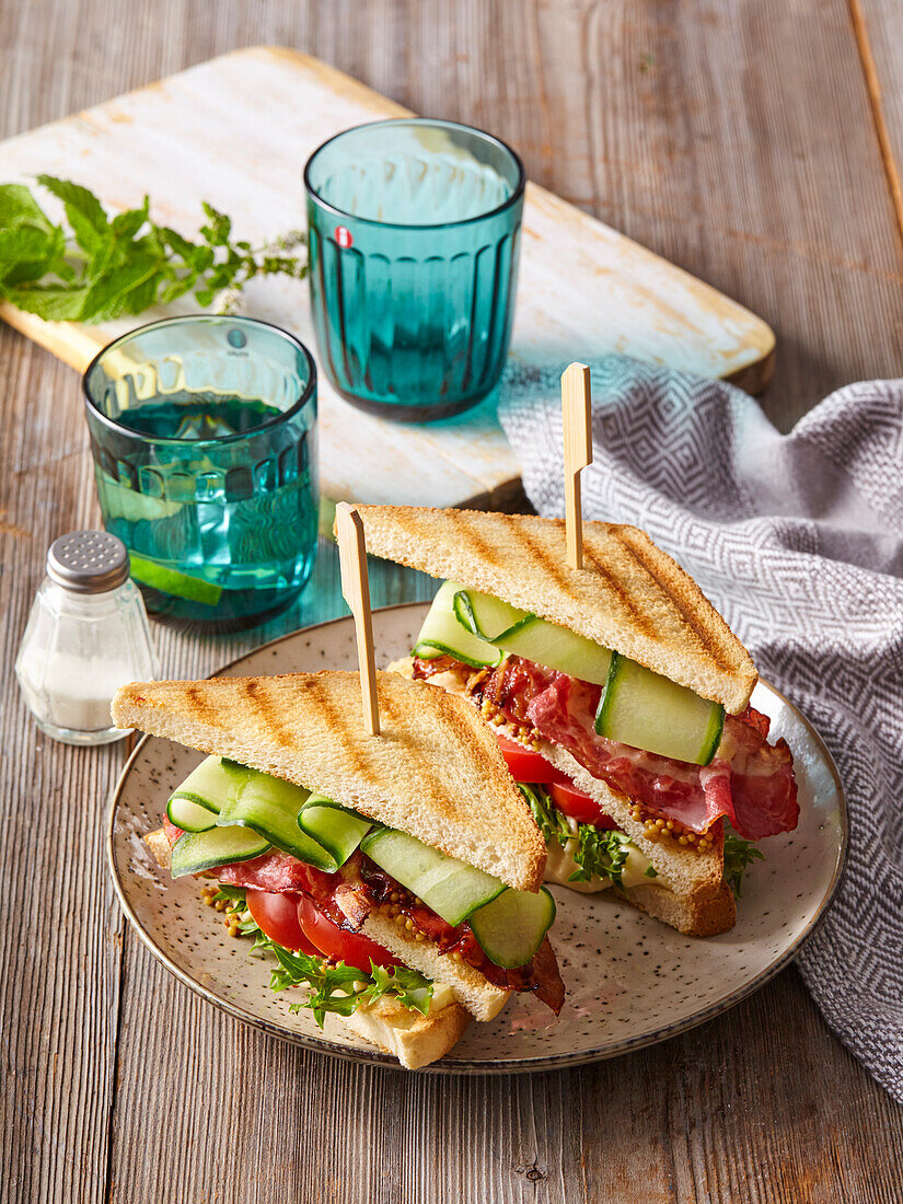 Bacon sandwiches with zucchini and tomatoes