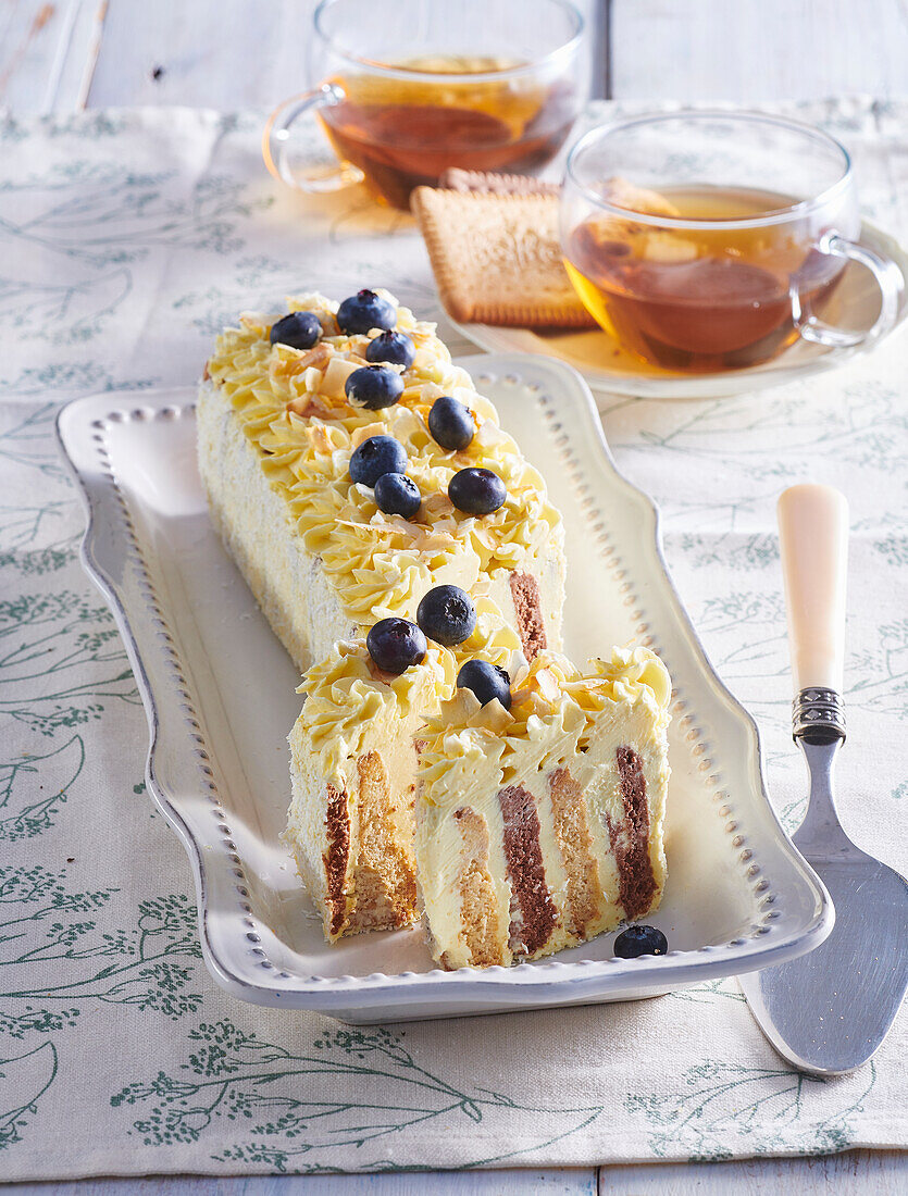 Vertical sponge cream cake