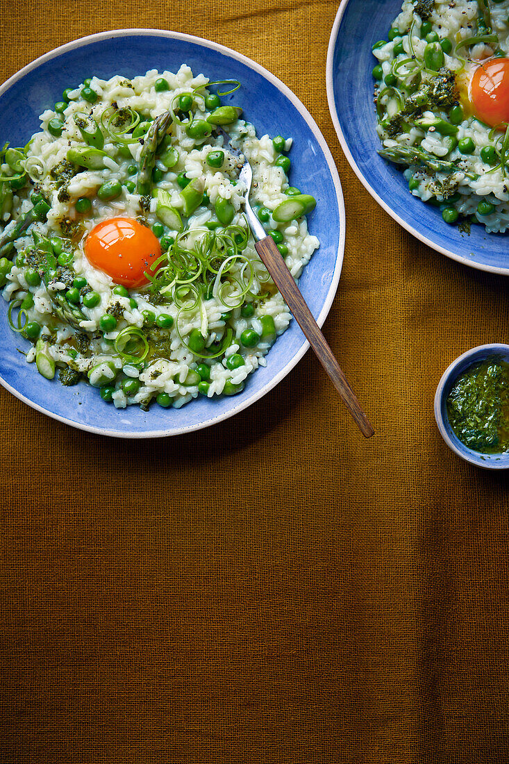 Spring risotto with peas, green asparagus and egg