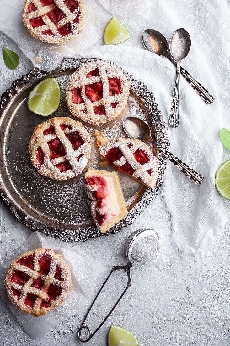 Mini-Pies mit Erdbeeren und Limette
