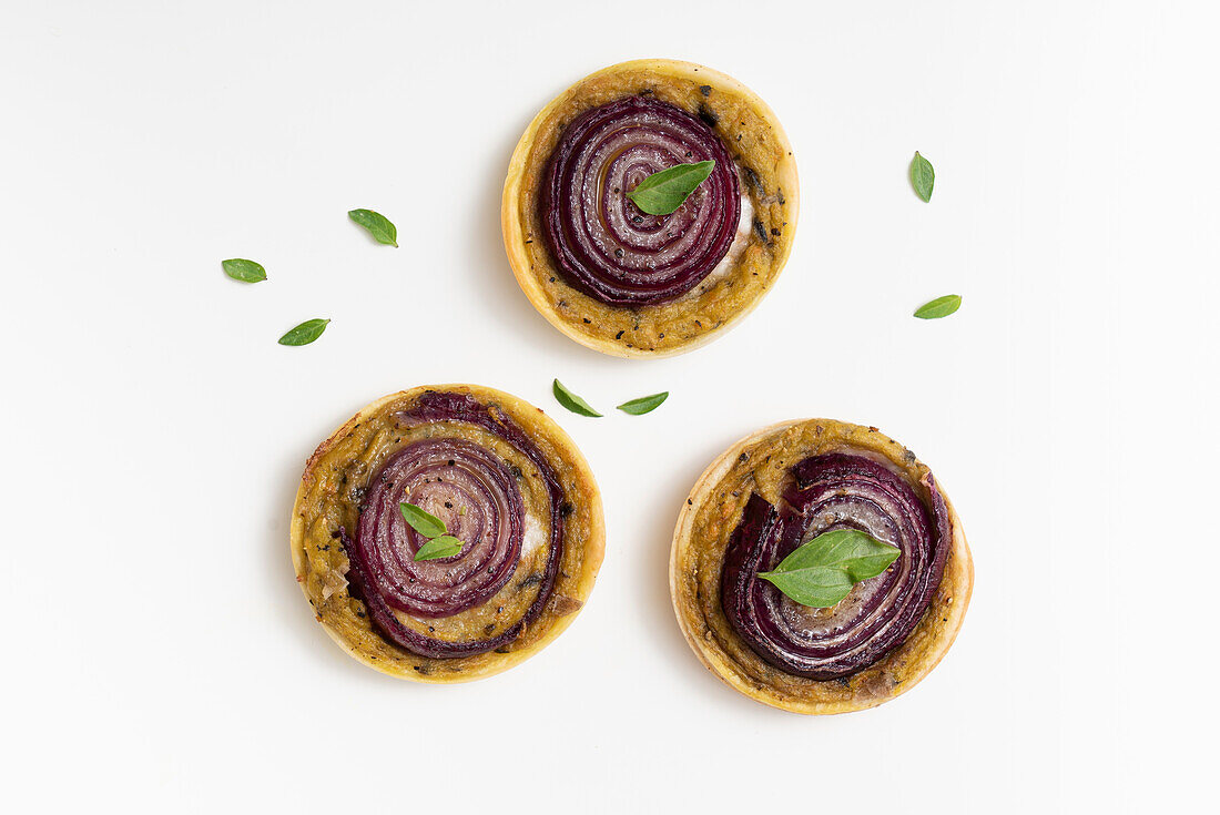 Mini quiche with vegetable cream and red onions