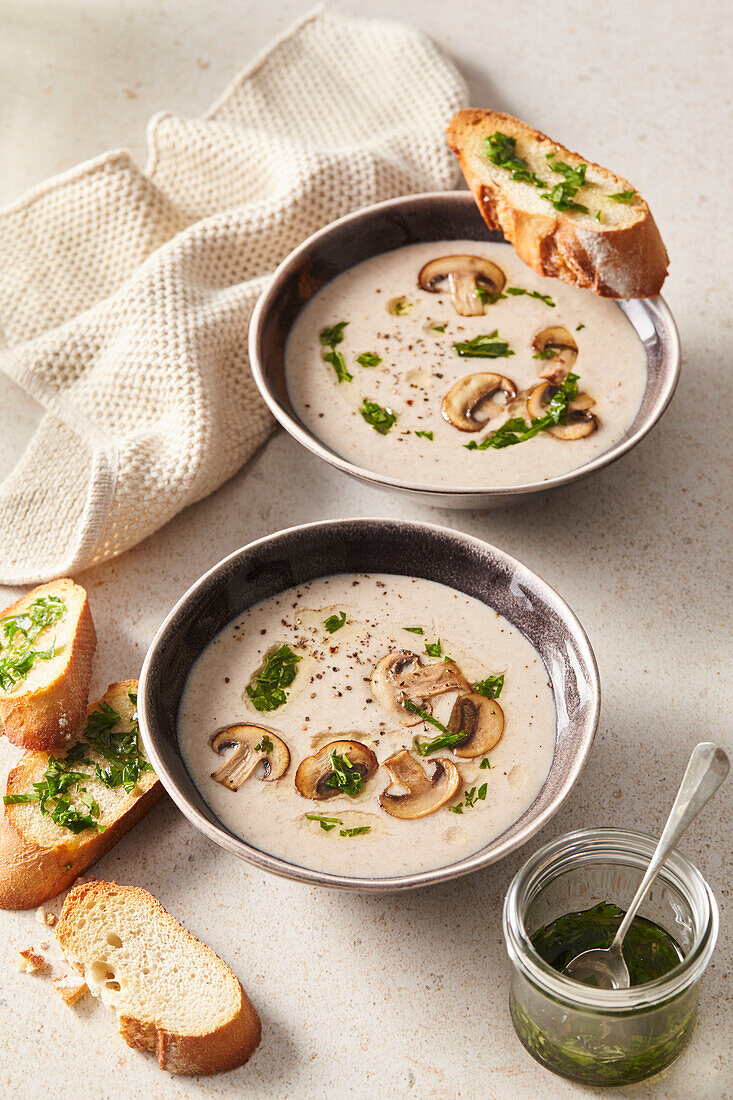 Cremige Pilzsuppe mit Kräuterbutter-Crostini