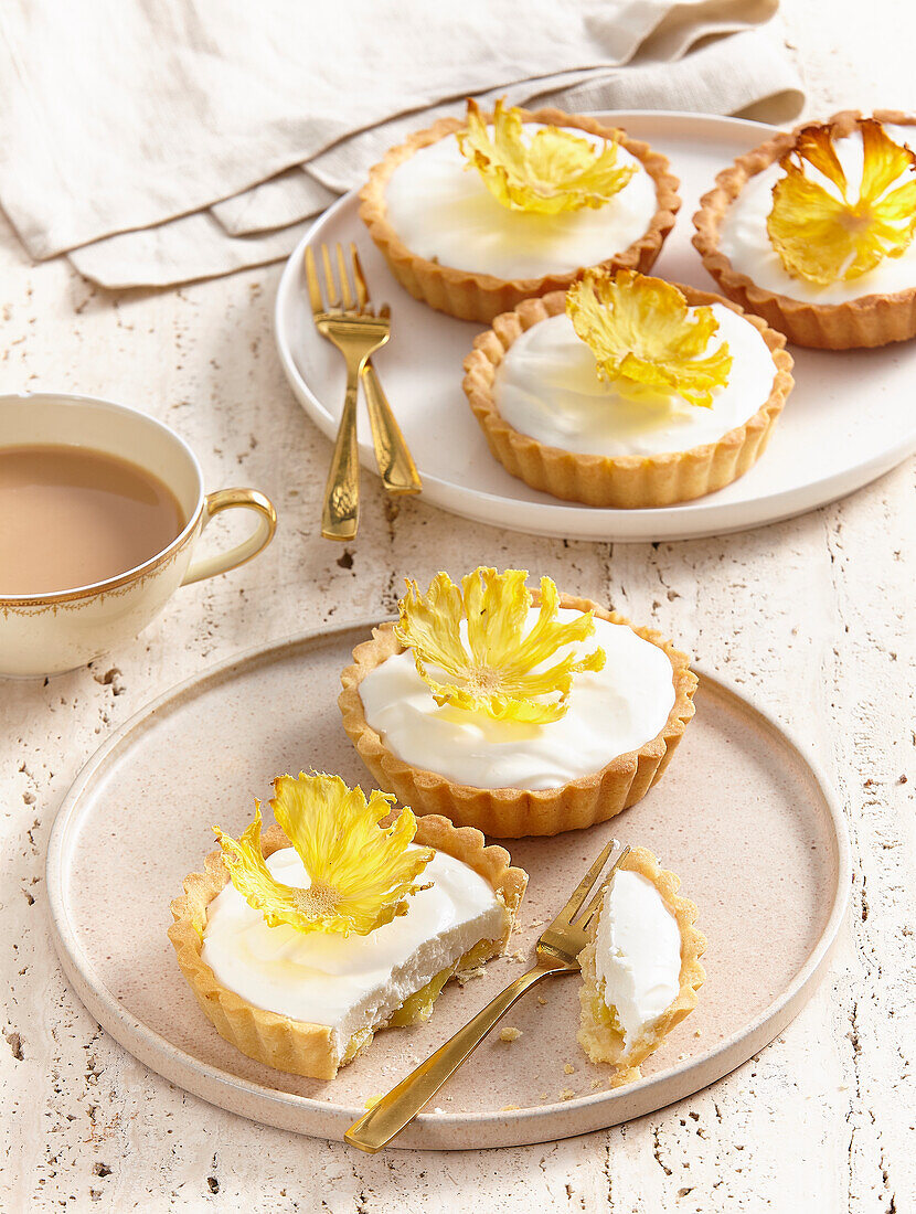 Cream tartlets with dried pineapple