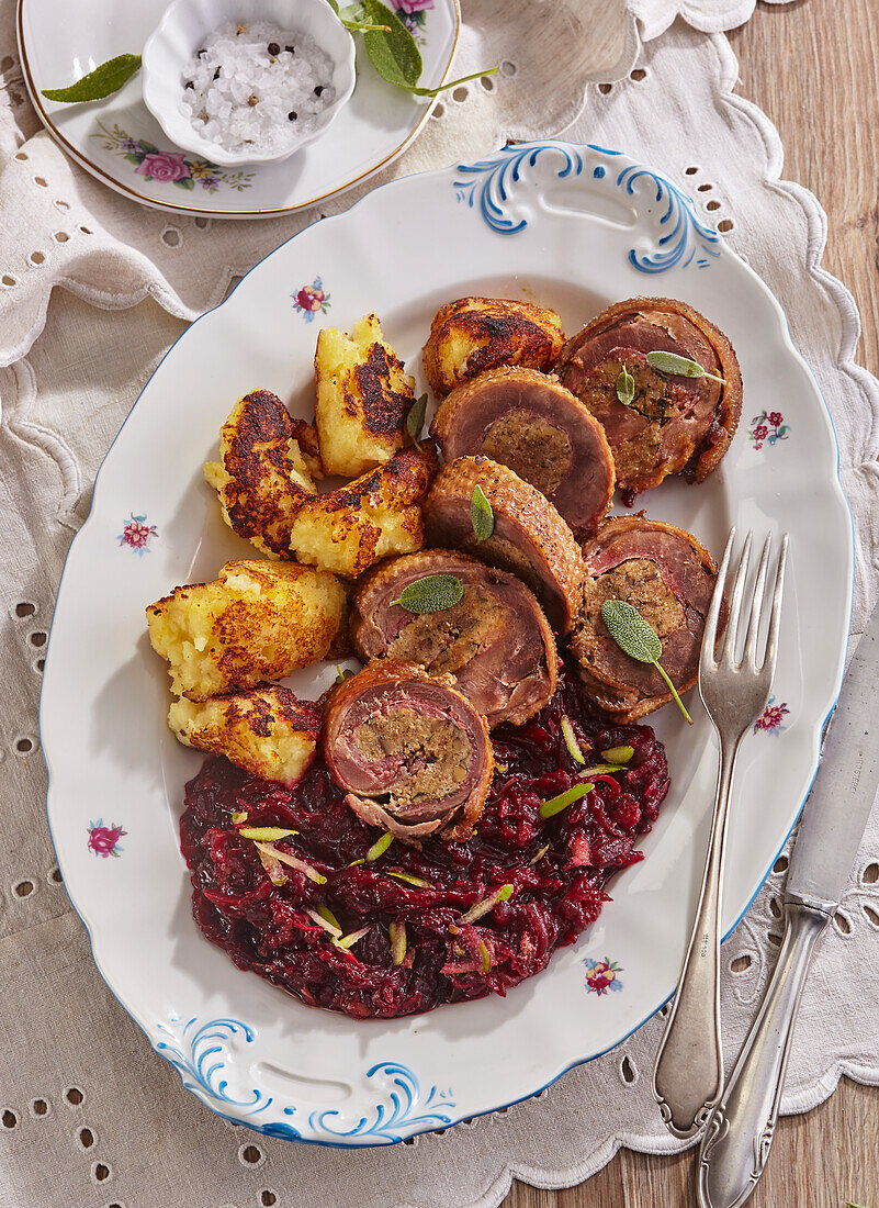 Gänserollbraten mit Rote-Bete-Kohl und Kartoffelschmarrn