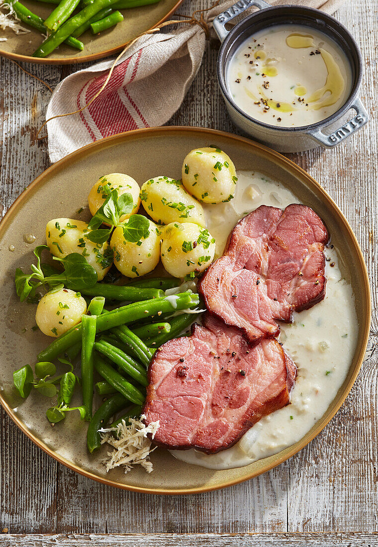 Geräucherter Schweinenacken mit Meerrettichsauce, Bohnen und Kartoffeln