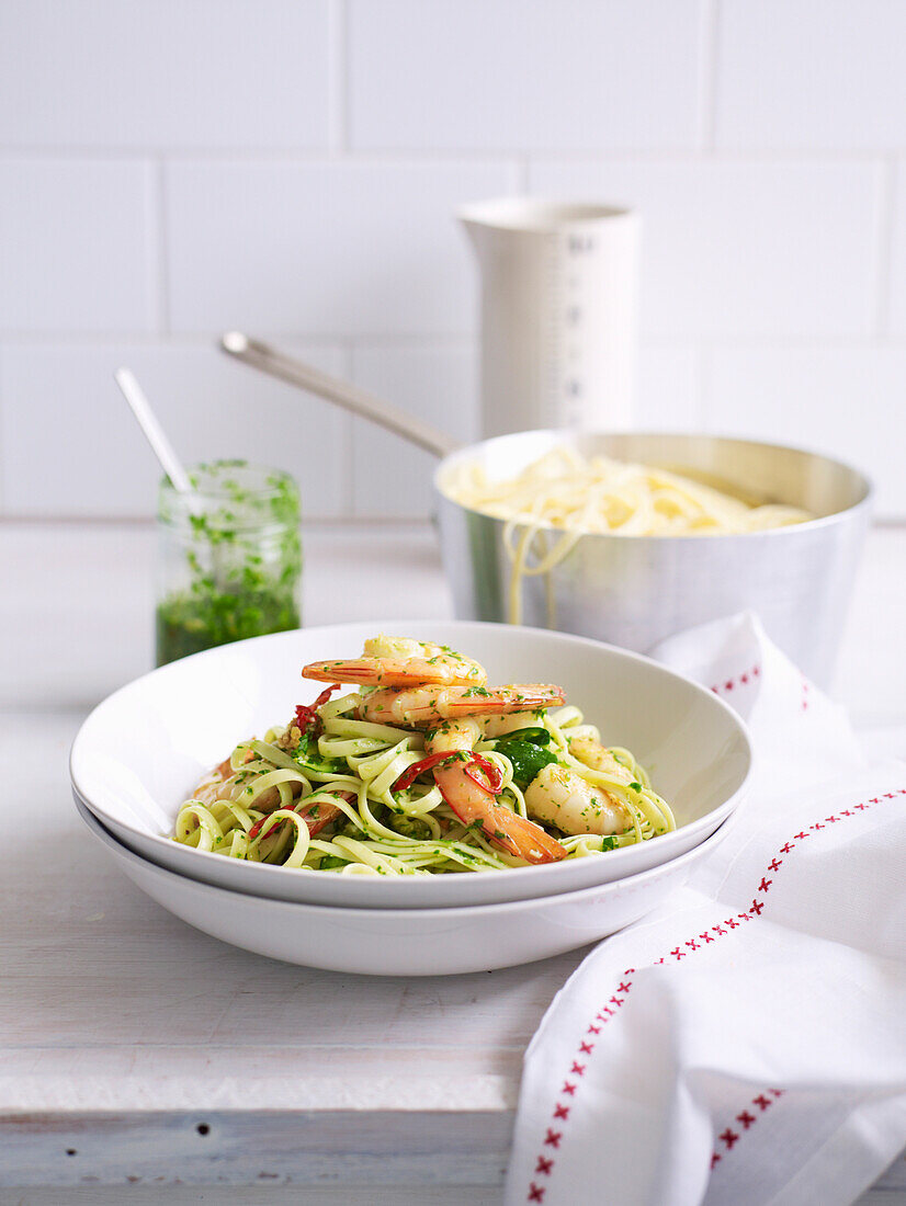 Garnelen-Linguine mit Pesto