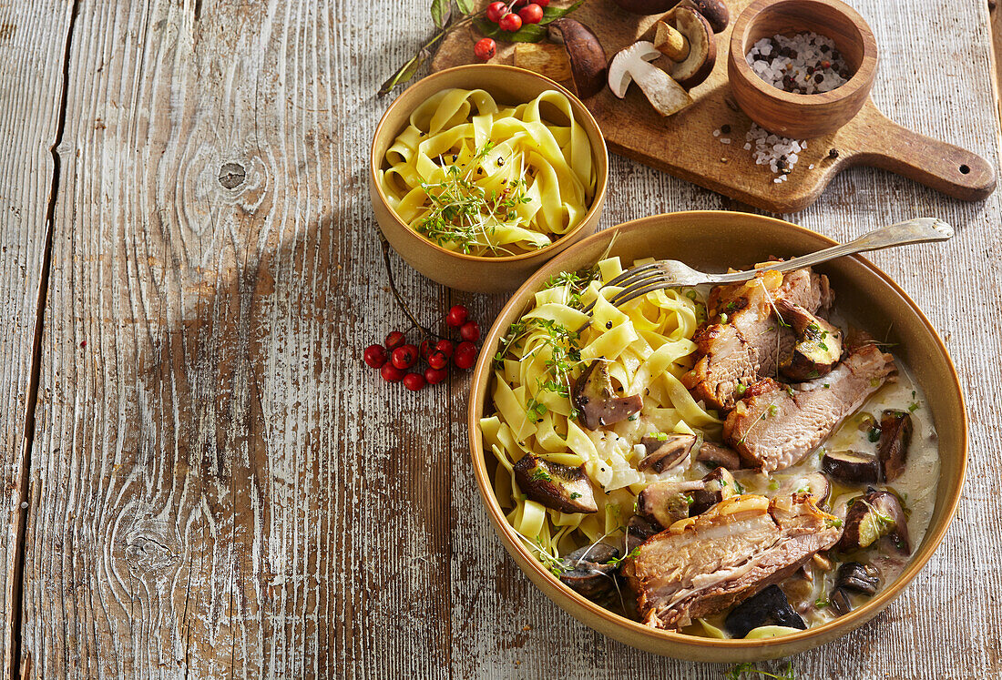 Gebratener Schweinebauch mit Pilzsoße und Bandnudeln