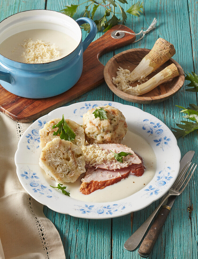 Geräuchertes Schweinefleisch mit Meerrettichsauce und Knödel